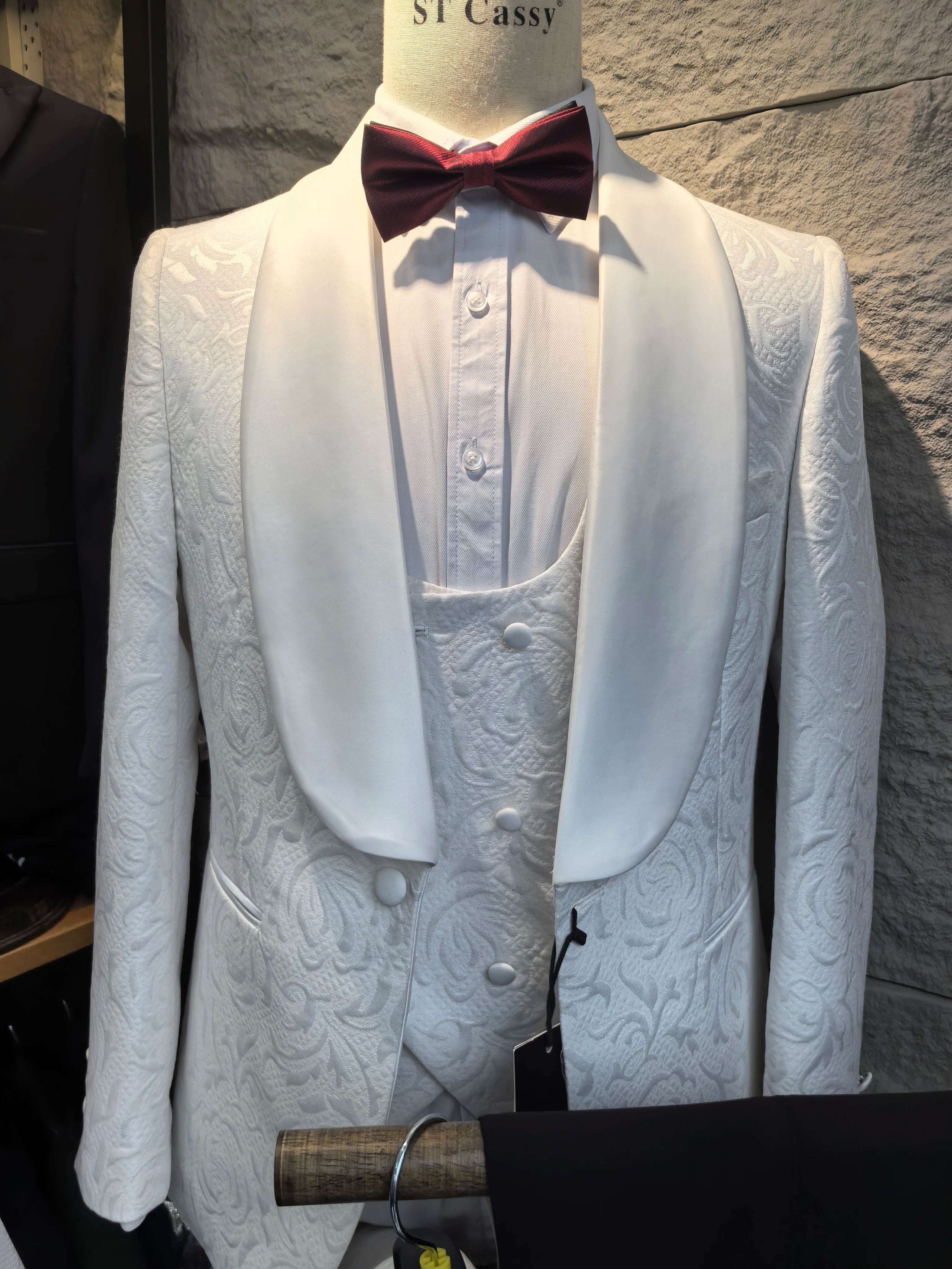 ST Cassy High Quality luxury Retro carving Party Dress Slim Fit Tuxedo Prom Suit Fashion white Male Groom Wedding three-piece